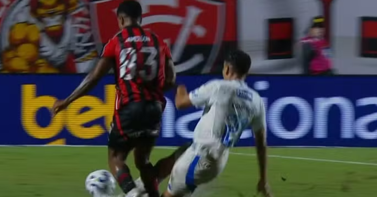 Jogador do Vitória sofre lesão grave em partida contra o Cruzeiro.