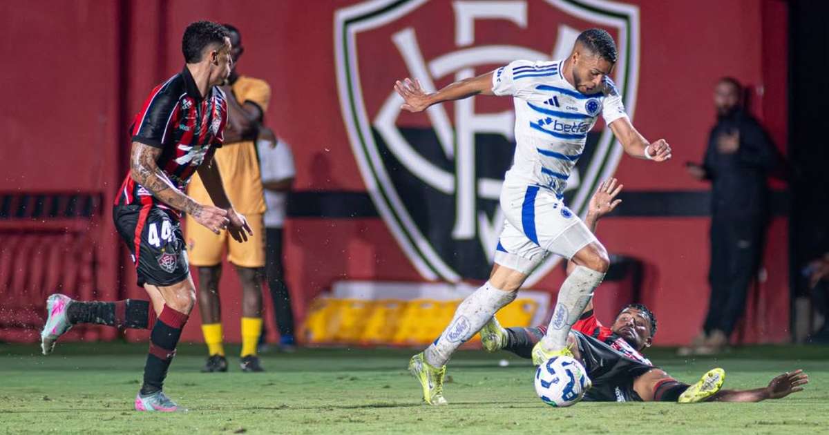 Empate entre Vitória e Cruzeiro em campo encharcado no Barradão