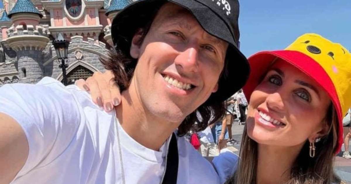 Cássio, do Cruzeiro, desfruta de férias em família na Disneyland Paris.