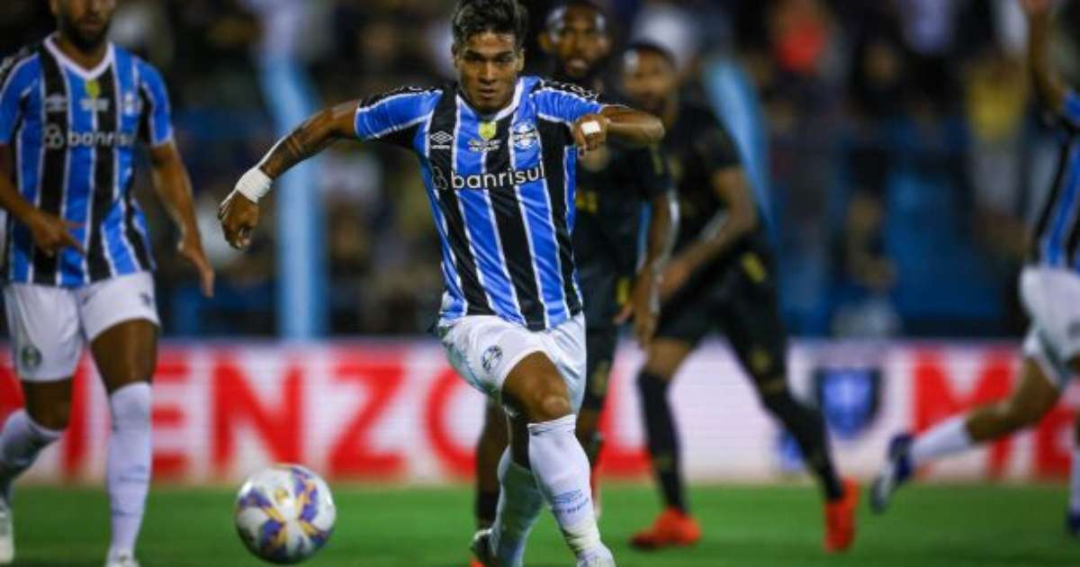 Grêmio se reúne para debater aproveitamento de Arezo no time