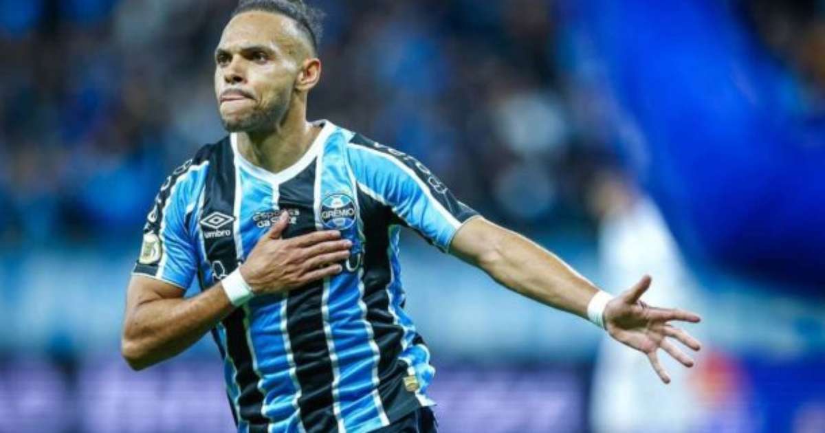 Troca de documentos entre Braithwaite e Grêmio para concluir renovação.