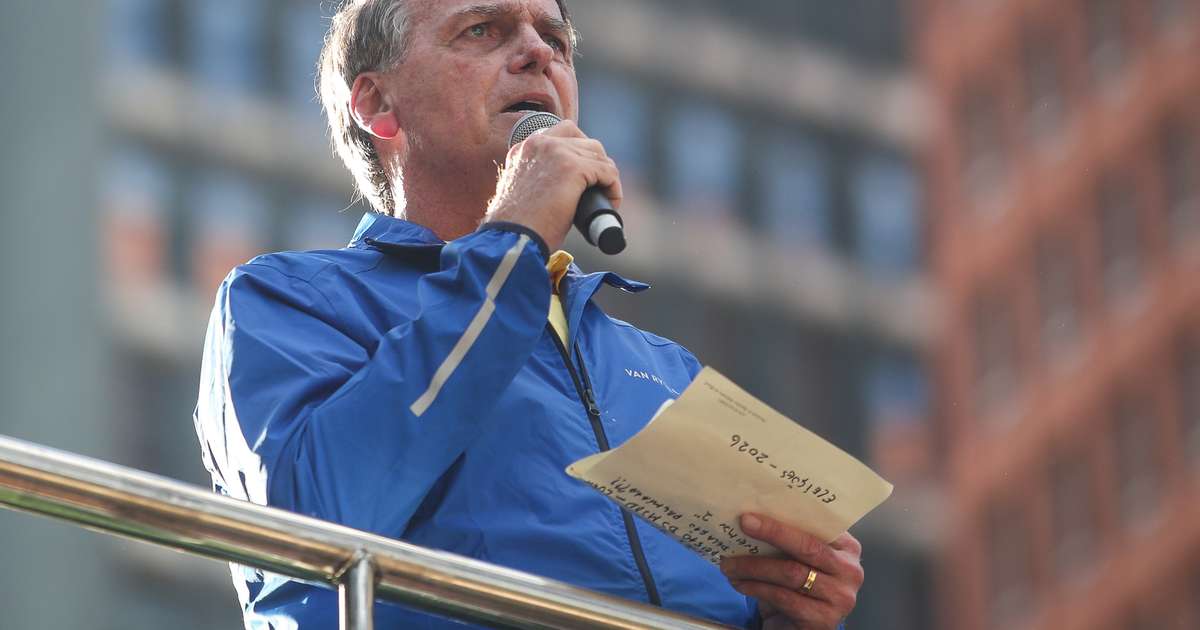 Bolsonaro usa slogan de Trump, justifica viagem ao EUA e reconhece chance de ser preso
