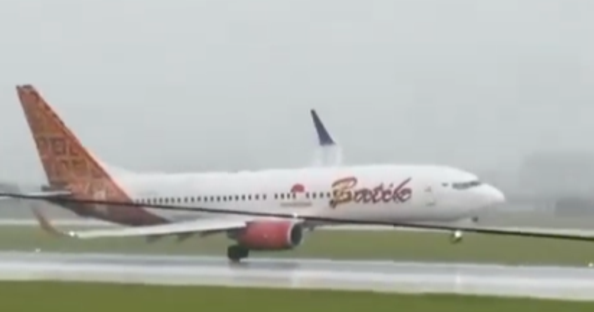 Vento causa imagem impressionante de pouso de avião na Indonésia