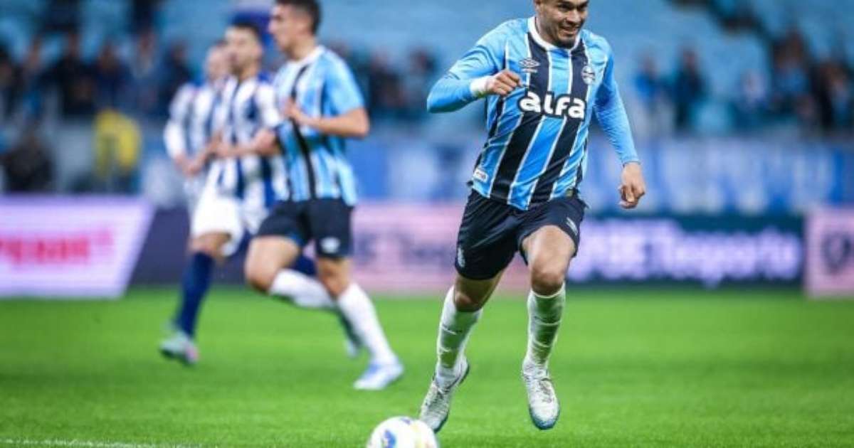 Arezo mantém mistério sobre seu futuro no Grêmio: decisão não está em suas mãos.