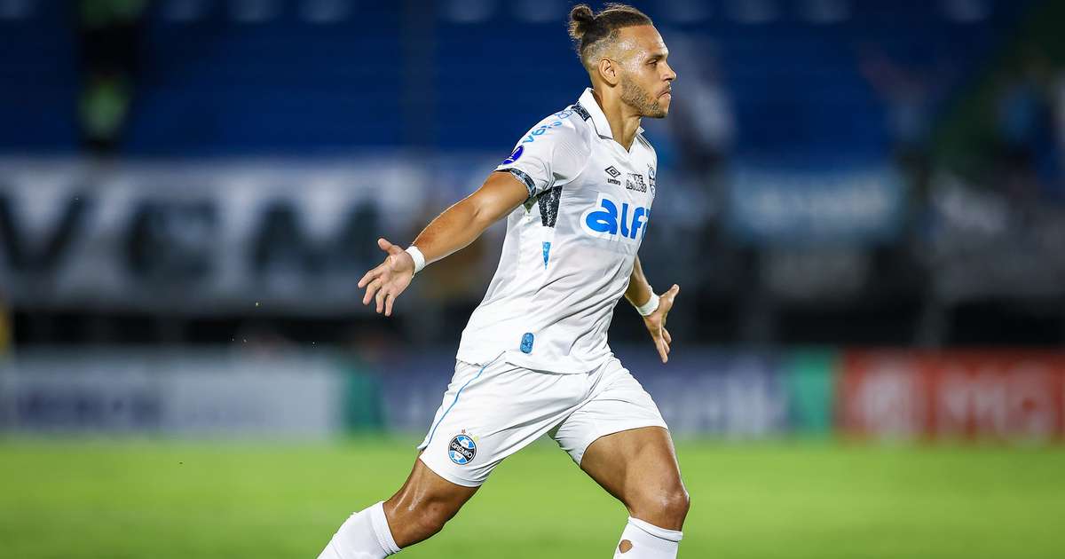 Grêmio renova contrato com Braithwaite, reforçando elenco para próxima temporada.