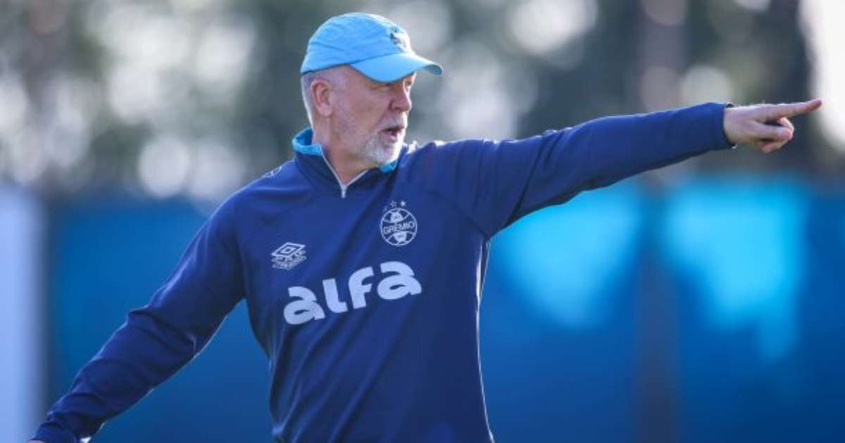 Mano mantém promessa e escala Cristaldo titular mesmo com volta ao Grêmio.