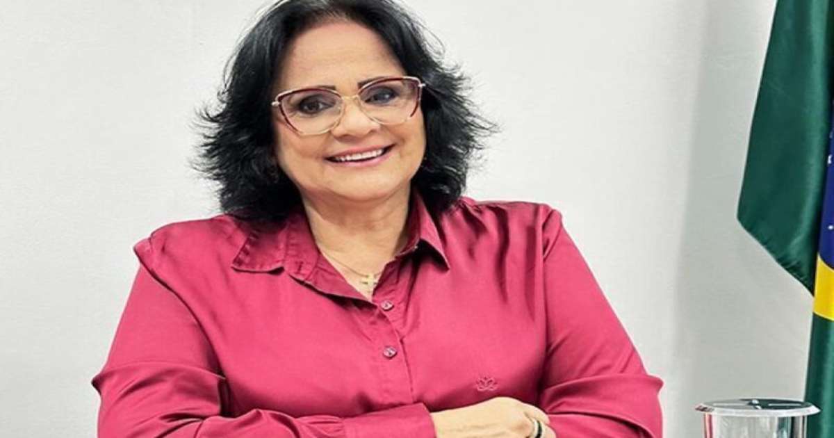 Damares diz que se identifica com travestis' e web não perdoa: 'conta outra'