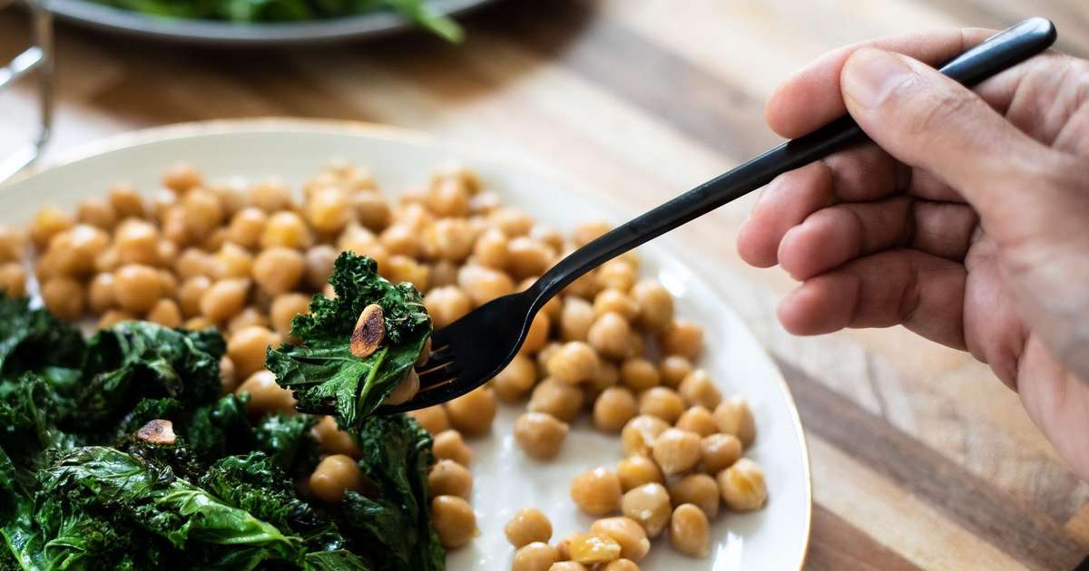 Quais vitaminas são essenciais para a saúde e quais alimentos oferecem a maior variedade?