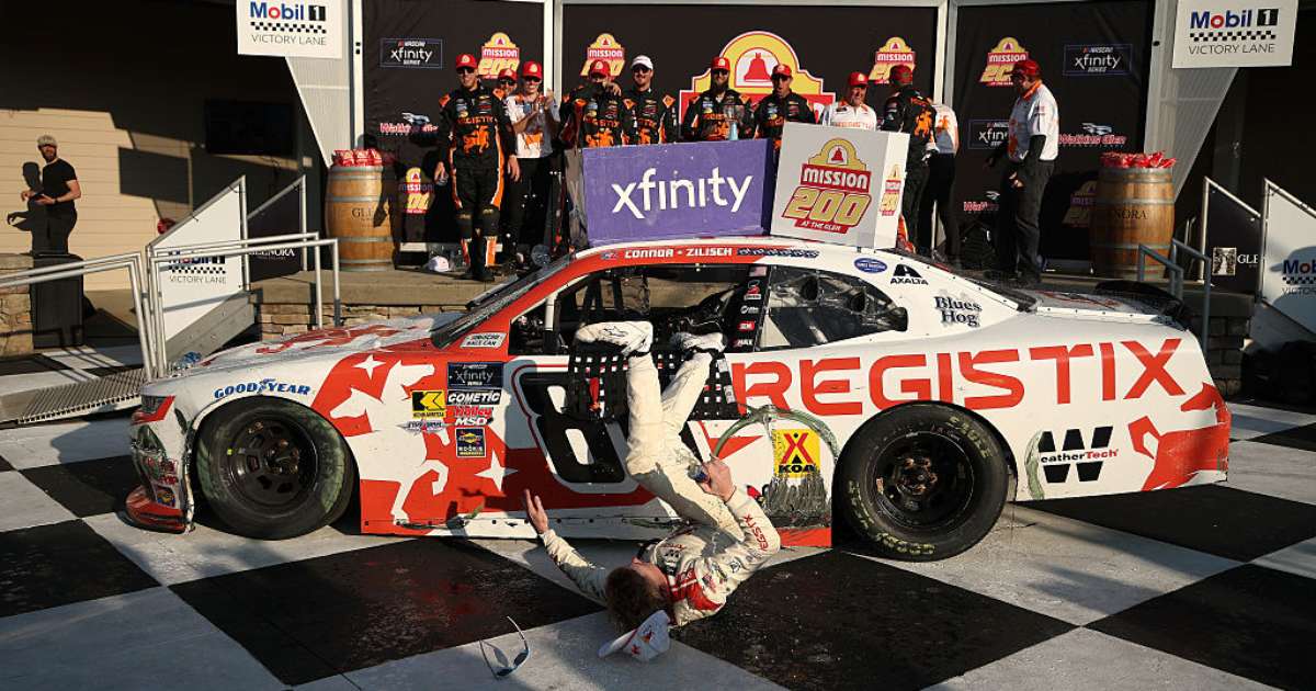 Líder da NASCAR Xfinity quebra a clavícula após queda na comemoração