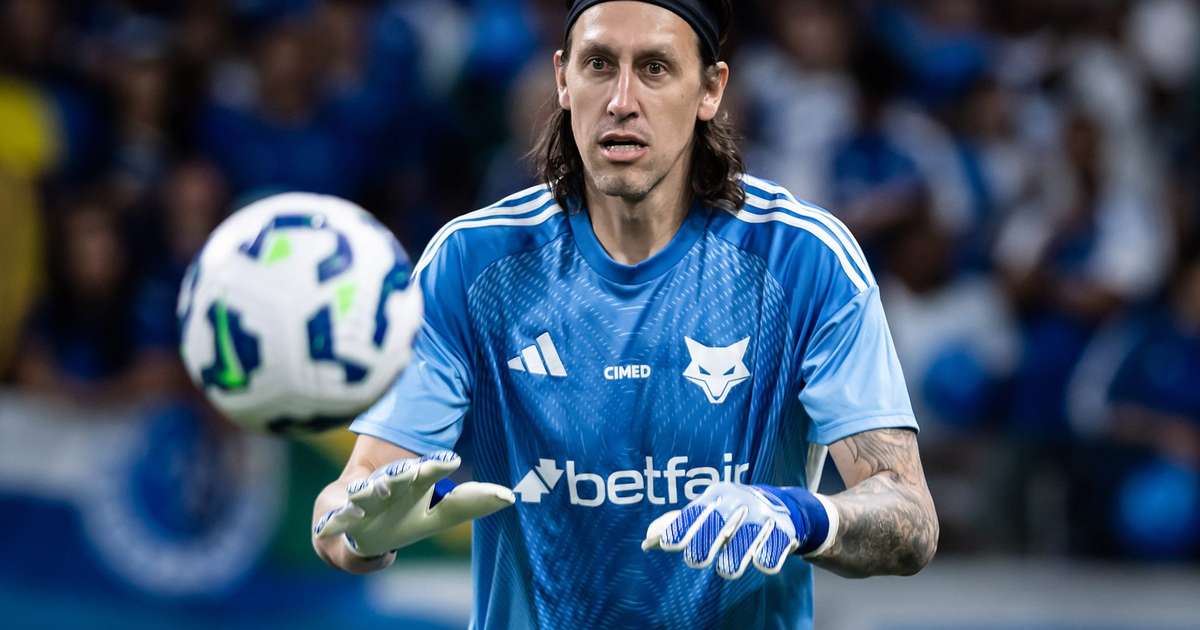 Cássio critica arbitragem após derrota para o Santos no Brasileirão.