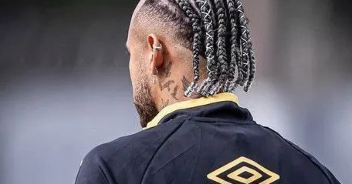 Neymar parabeniza Gabigol e Kaio Jorge após triunfo do Santos no Brasileirão.