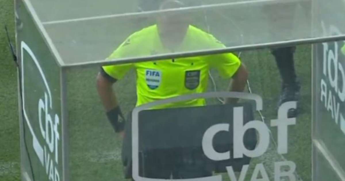 Árbitro desafia Wilton Pereira Sampaio em lance controverso do jogo Cruzeiro x Santos