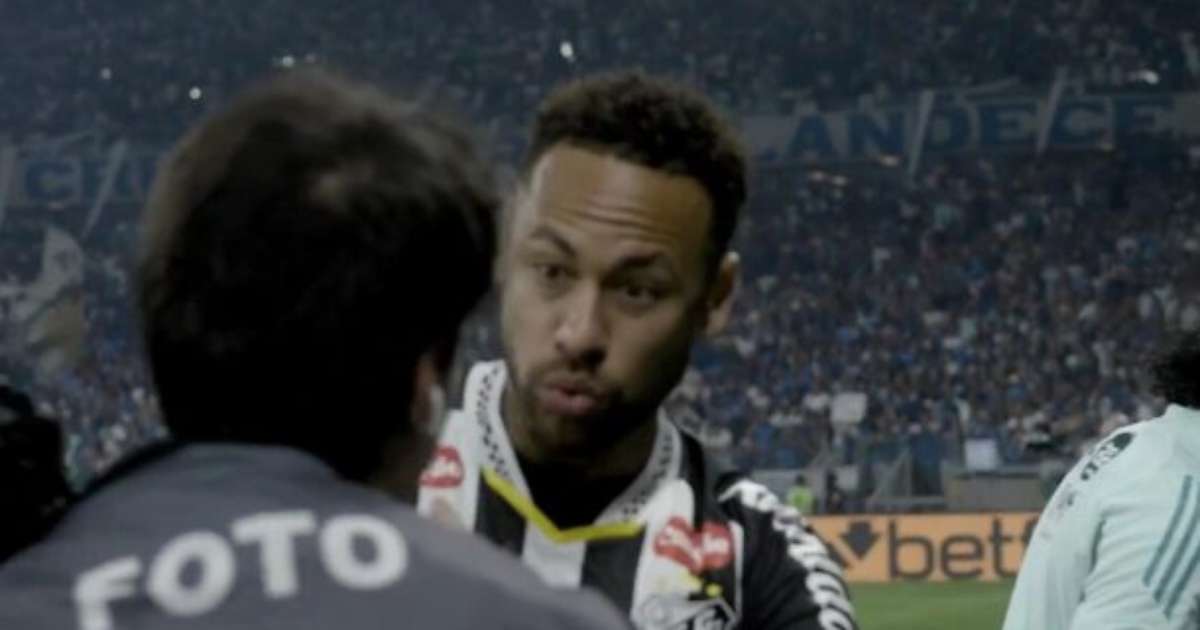 Fotógrafo invade campo e é expulso durante partida entre Cruzeiro e Santos.