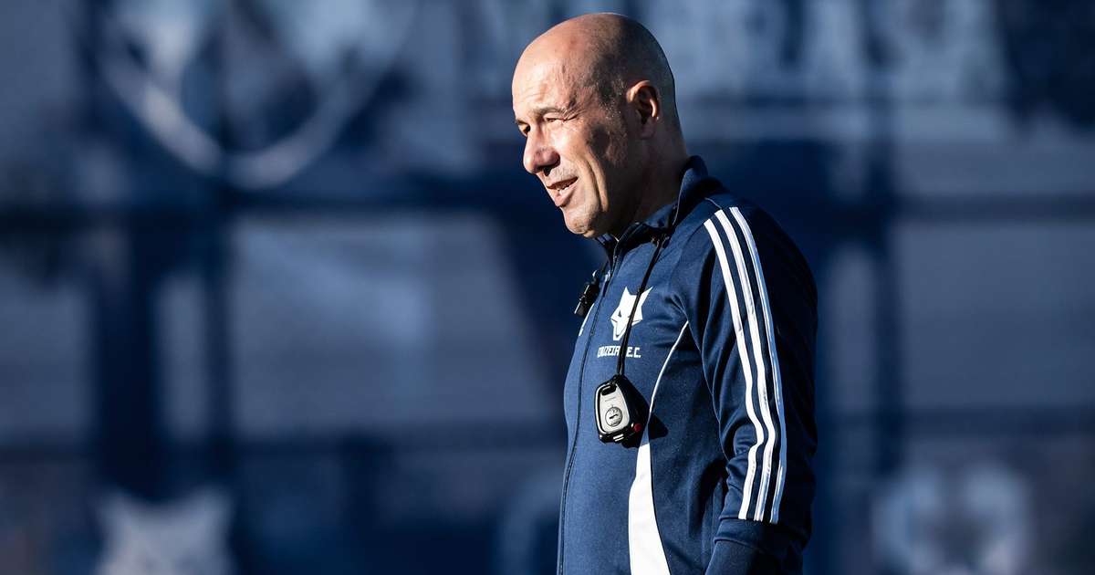 Cruzeiro negocia com jogador da Premier League para reforçar elenco no Brasileirão.