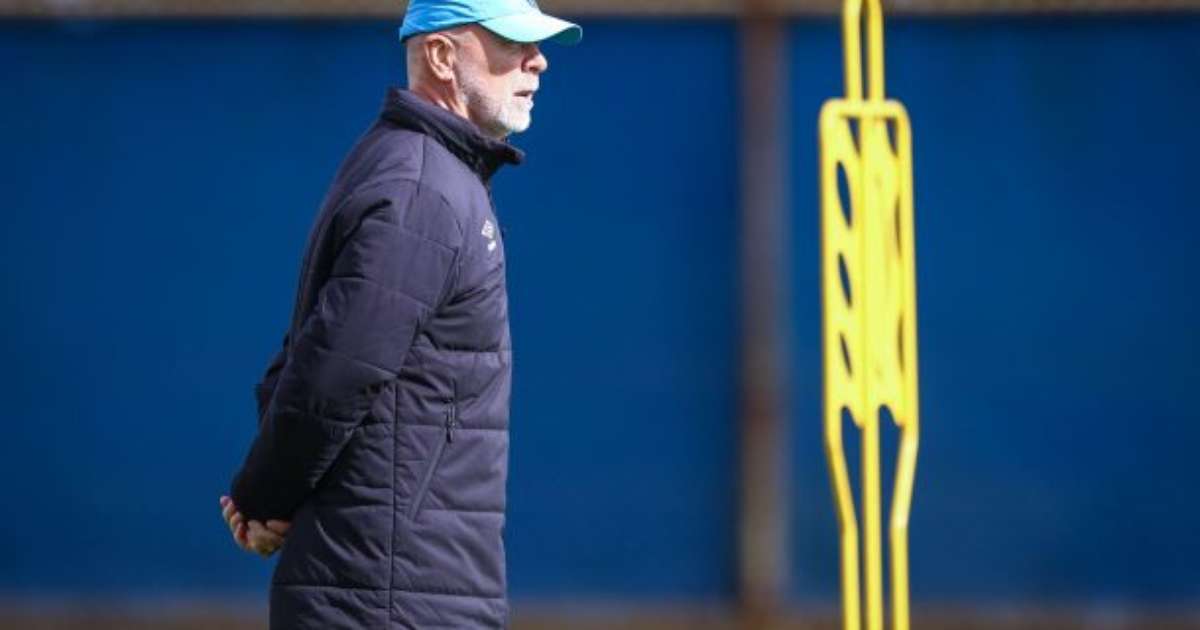 Grêmio define lista de dispensa e busca reduzir elenco para temporada.