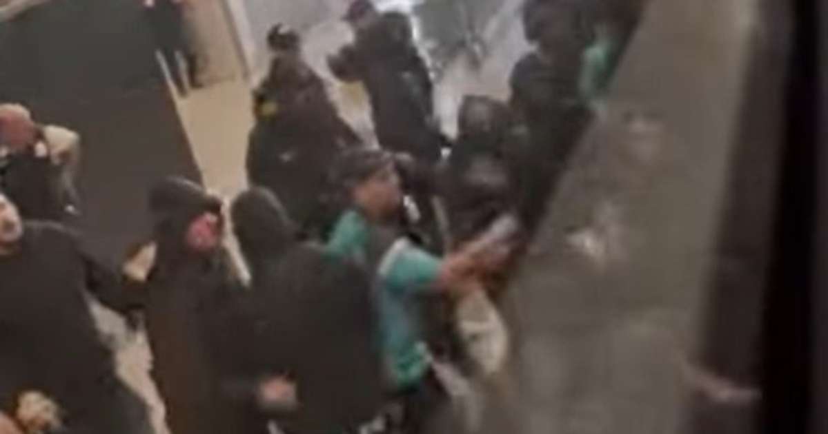 Torcedores armam emboscada contra delegação do Grêmio em vídeo chocante