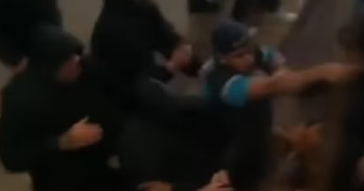Torcedores do Grêmio atacam ônibus da equipe em ato de vandalismo