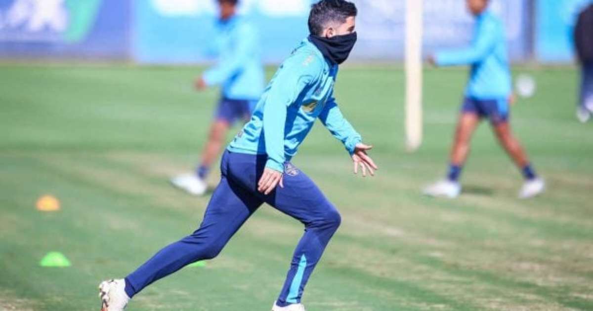 Villasanti deixa estádio de muletas por lesão no joelho durante jogo.