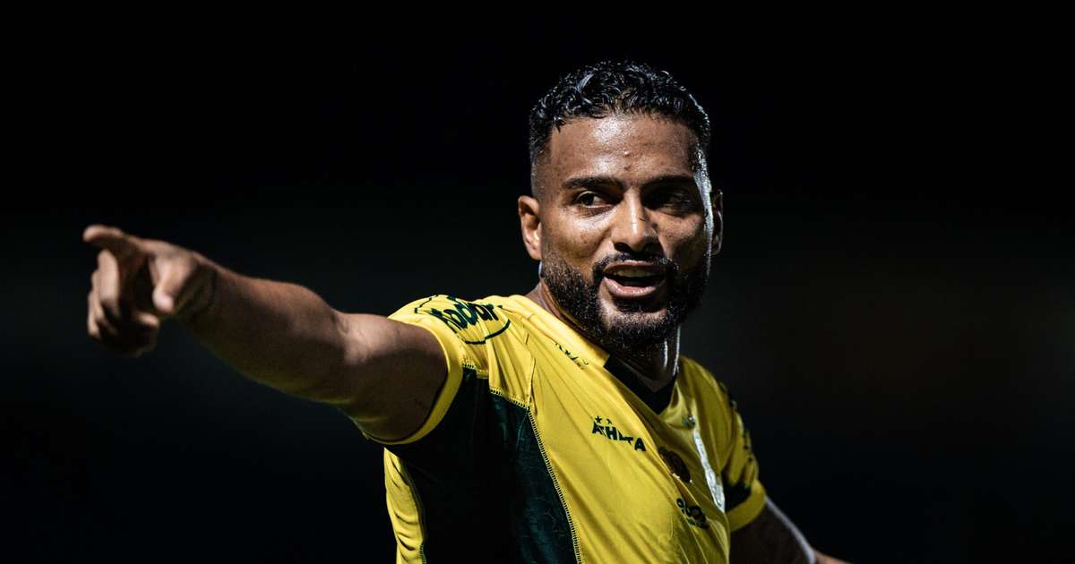 Reinaldo, do Mirassol, critica postura defensiva do Cruzeiro e arbitragem tendenciosa.