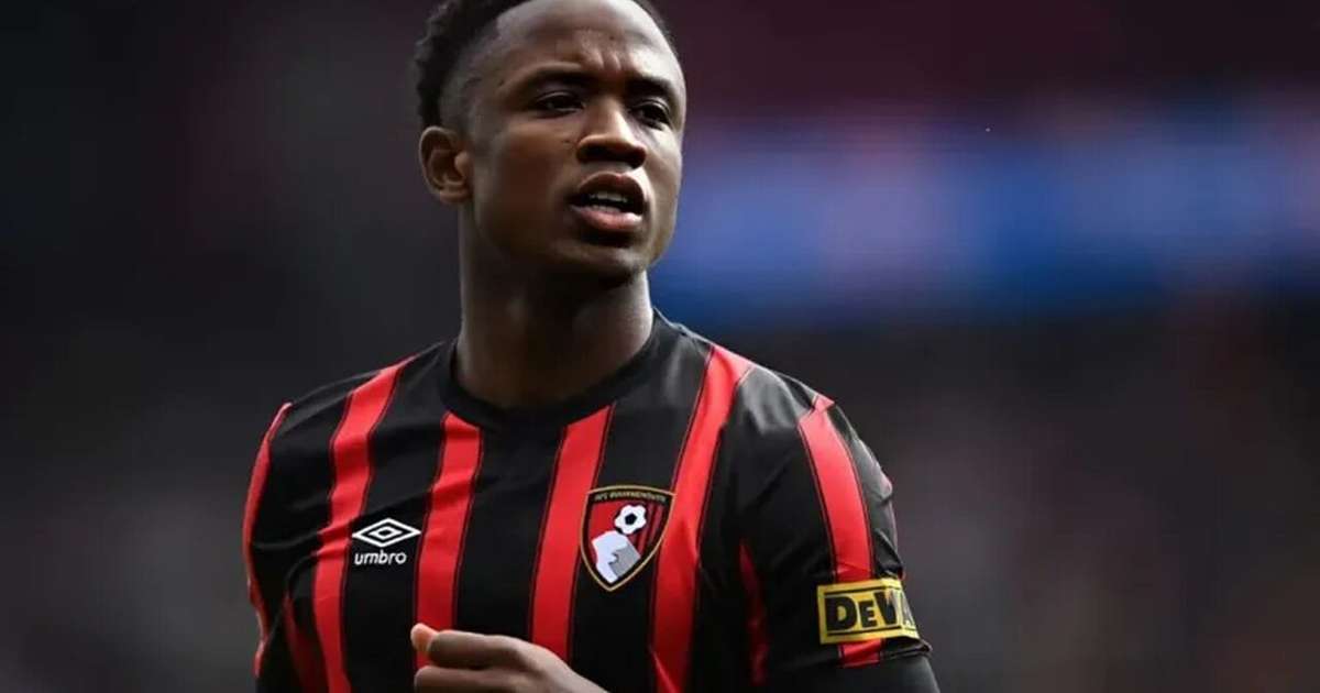 Sinisterra chega a Belo Horizonte para firmar contrato com o Cruzeiro.