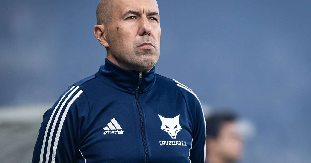 Técnico do Cruzeiro processa jornalistas por acusação de embriaguez durante jogo.