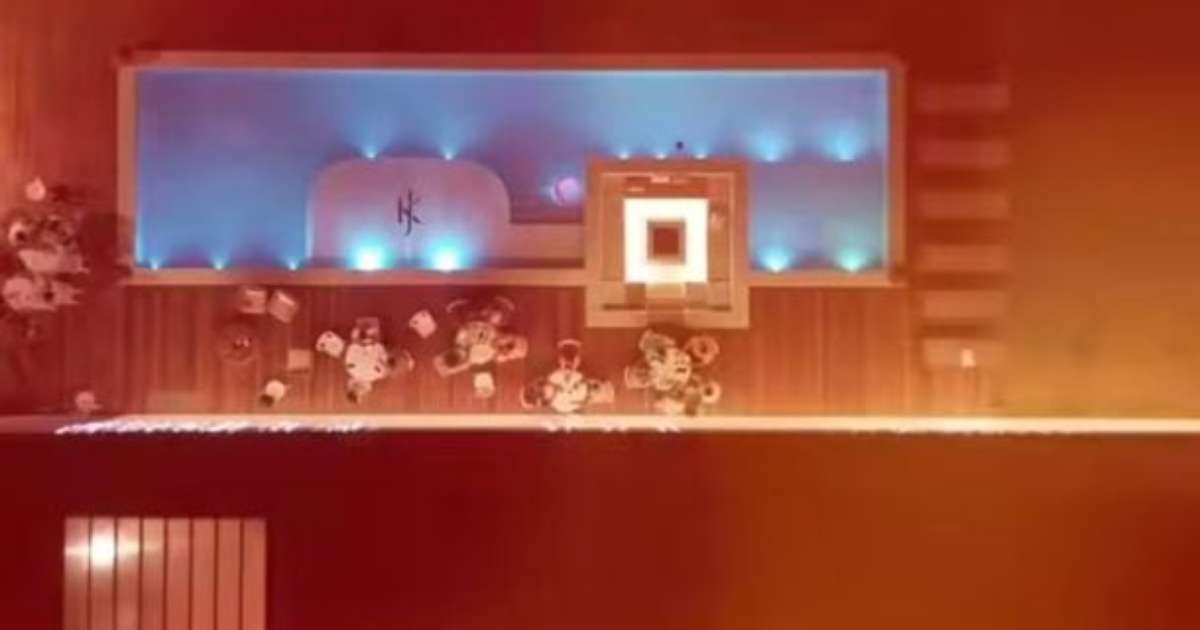 Atacante da Seleção Reside em Mansão Personalizada com suas Iniciais na Piscina