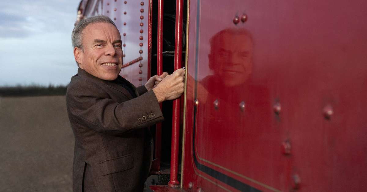 Warwick Davis retorna a Hogwarts no elenco da série de Harry Potter