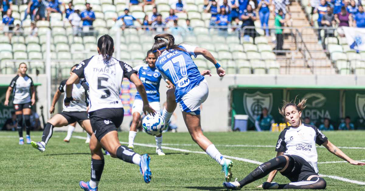 Final do Campeonato Brasileiro Feminino: Cruzeiro e Corinthians disputam título em confronto decisivo.