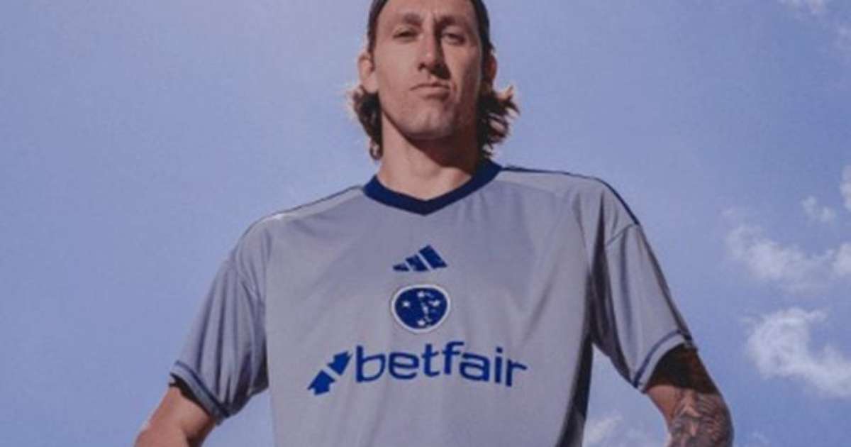 Cássio ganha a camisa de gigantes do Cruzeiro em bastidores.