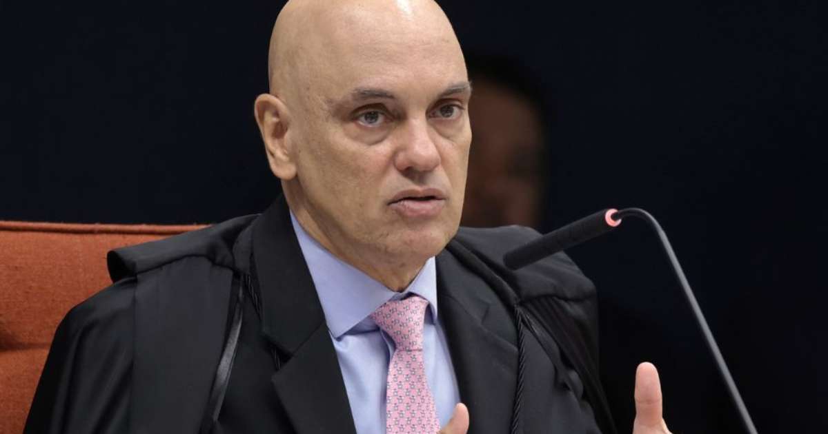 Moraes usa gravata com estampa de cachorrinhos de grife italiana no 3º dia de julgamento