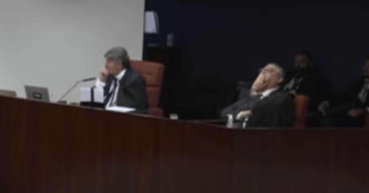 Dino reage após Fux pedir quarta pausa em voto que já passa de 8h e leva mãos à cabeça