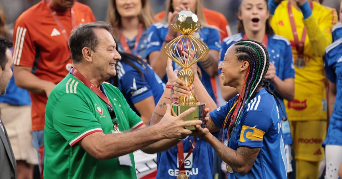 Cruzeiro avança à final do Brasileirão Feminino após declaração controversa do presidente.