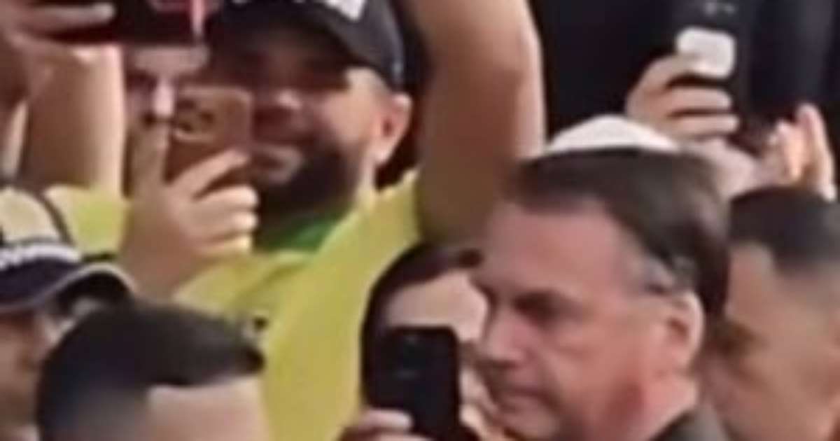 Sob gritos de "mito", Bolsonaro chega a hospital para cirurgia escoltado pela polícia