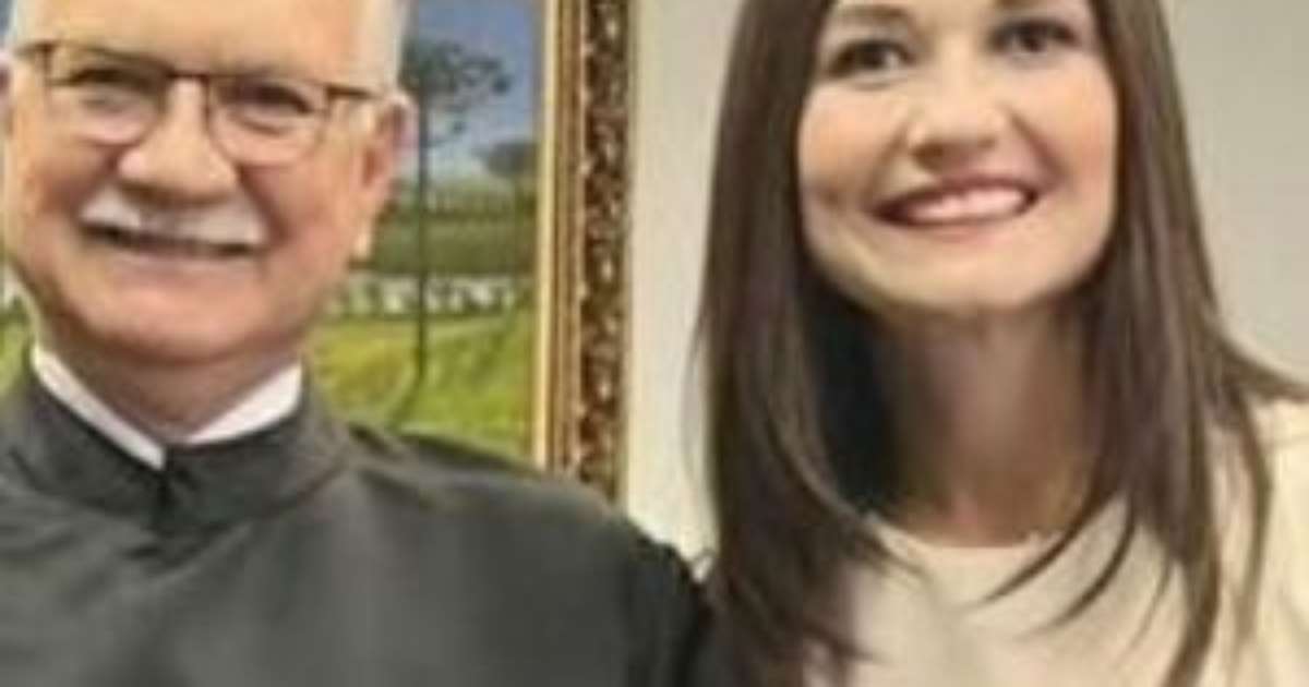 Filha do vice-presidente do STF é xingada de lixo comunista e leva cusparada em universidade federal