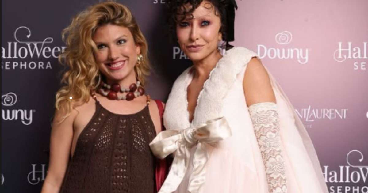 Giovanna Grigio E Sabrina Sato Recriam Foto Cl&aacute;ssica Em Evento De Halloween