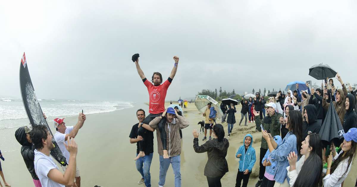 Matheus Navarro conquista título histórico na WSL em Imbituba, SC