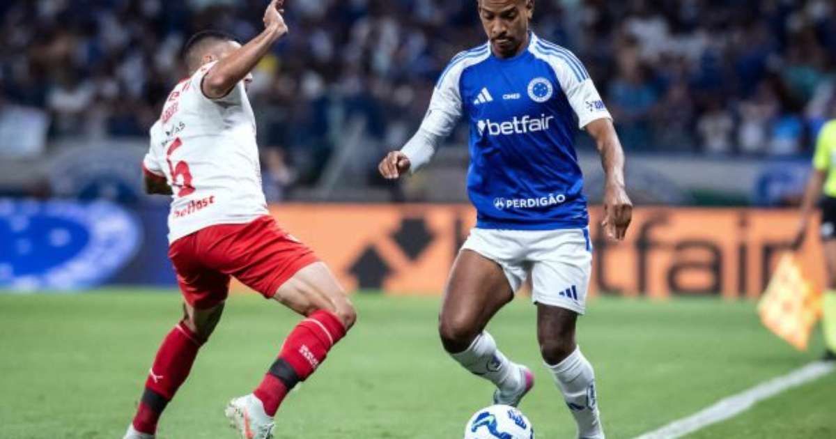 Cruzeiro vence Bragantino e se aproxima do Flamengo na tabela.