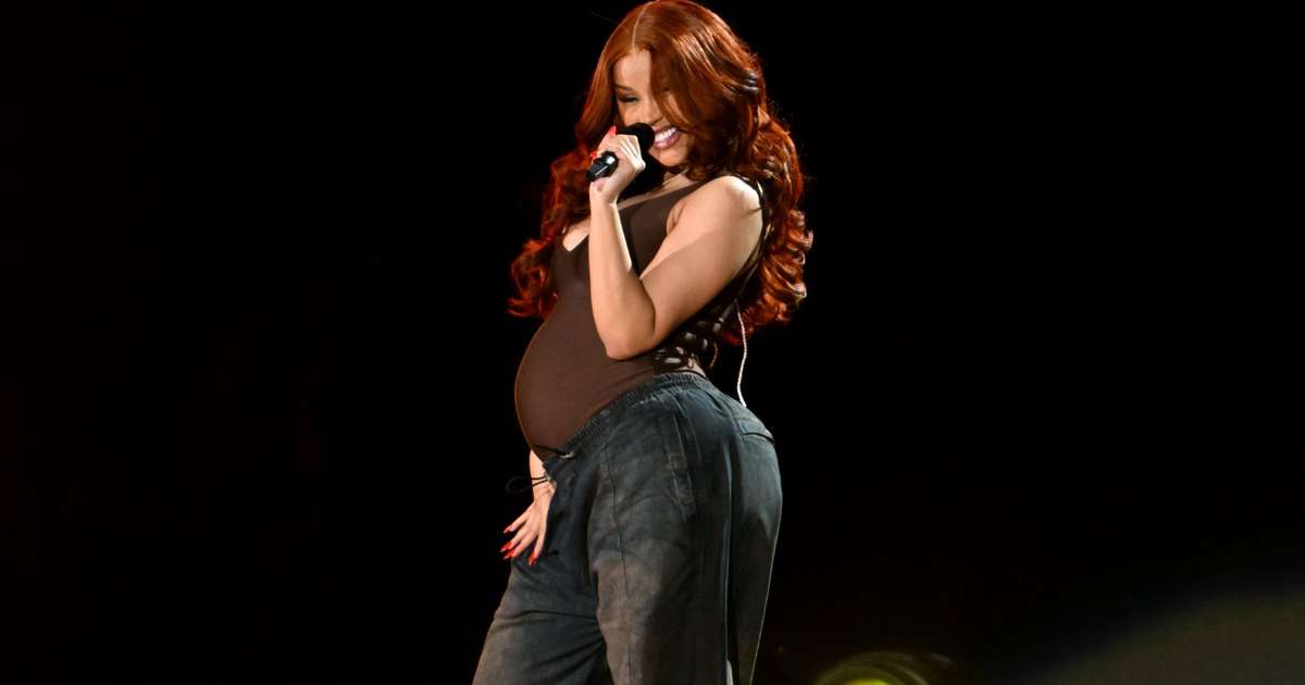 Cardi B arrasa com seu barrigão e apresenta músicas de 'Am I the Drama?' no Global Citizen Festival
