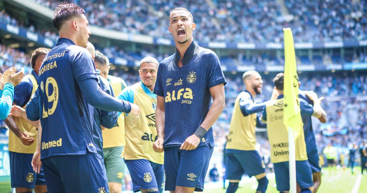 Grêmio supera o Vitória e conquista vitória importante no Brasileirão.