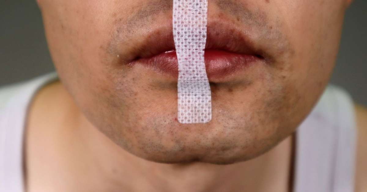 Mouth taping: a nova tendência nas redes sociais que levanta alertas na saúde