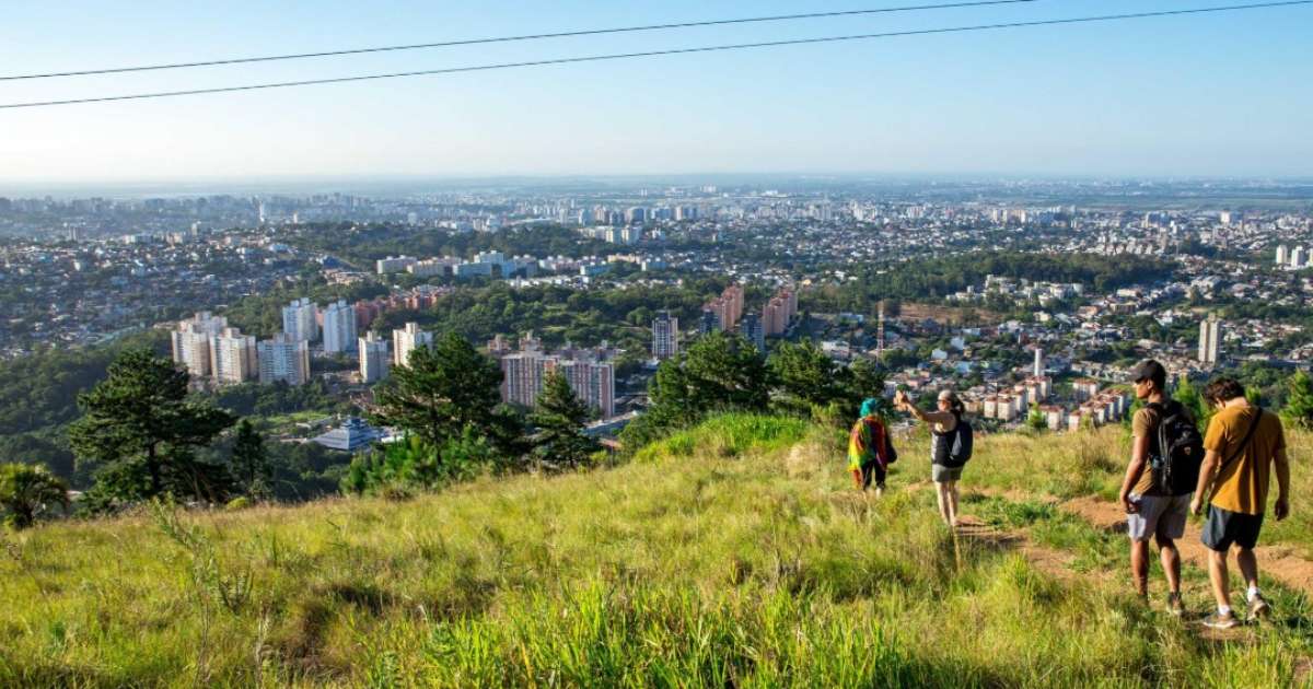 Grupo preso em trilha durante atividade religiosa é resgatado no Morro Santana, em Porto Alegre