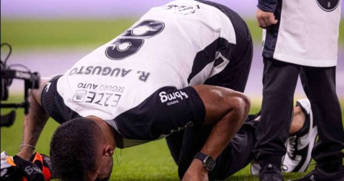Renato Augusto recebe homenagem antes de Corinthians e Flamengo