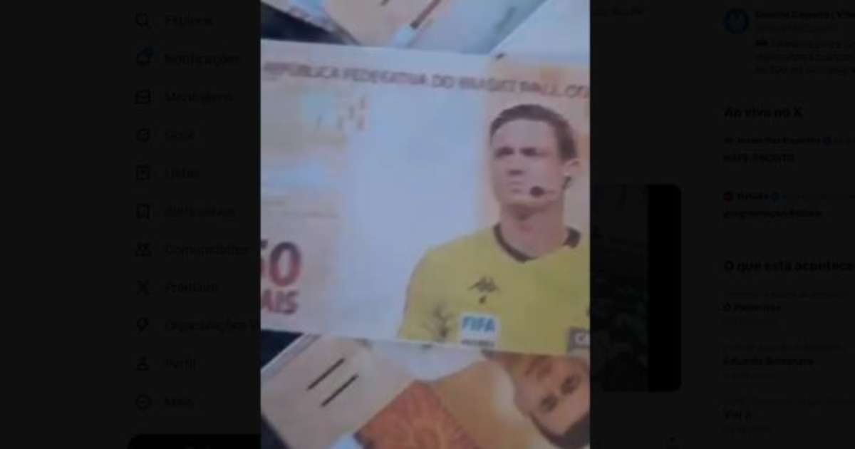Torcedores do Grêmio protestam na sede da CBF por arbitragem contestada.