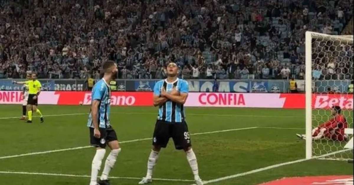 Carlos Vinícius comemora gols na Arena e destaca confiança do Grêmio após vitória