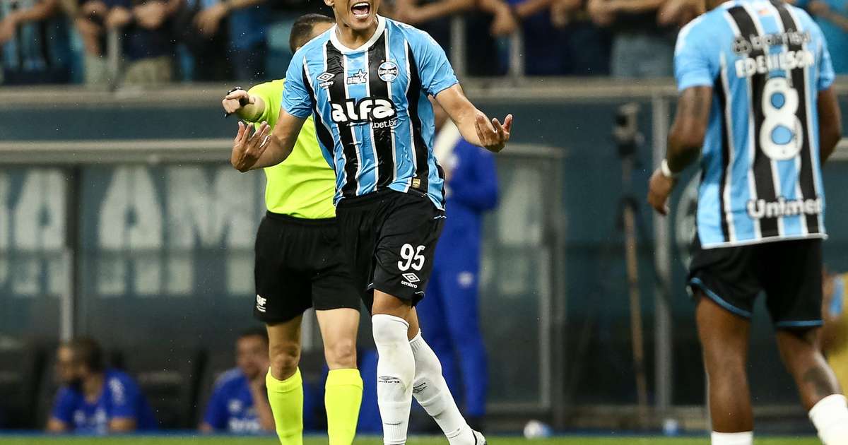Protagonista da vitória do Grêmio: Carlos Vinícius destaca trabalho coletivo