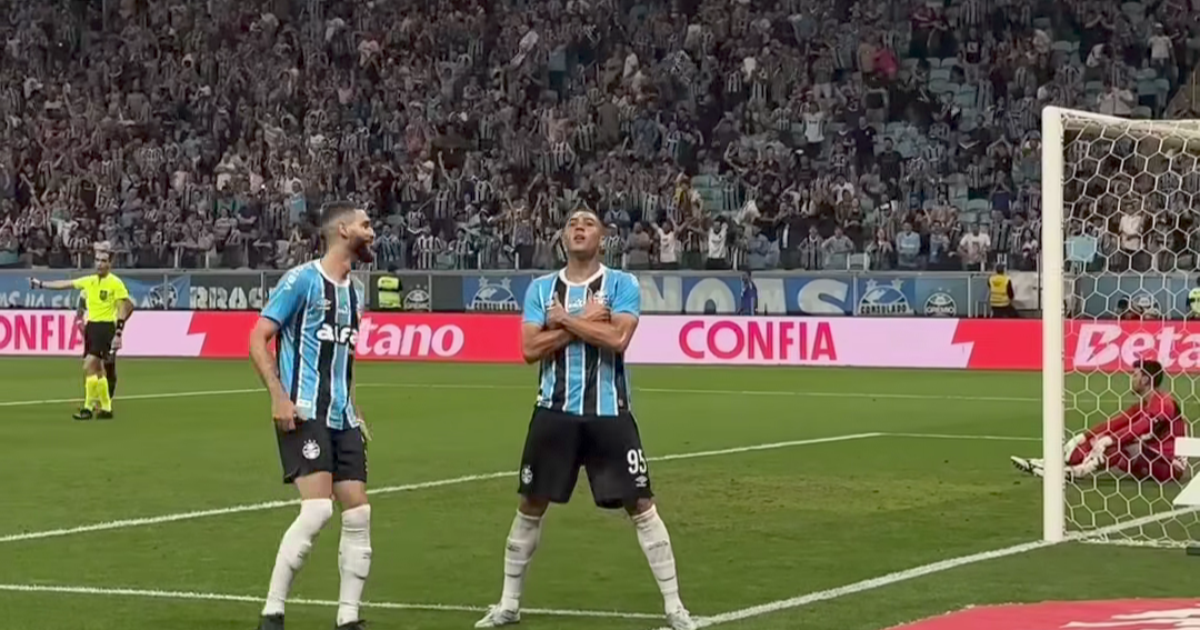CARLOS VINÍCIUS BRILHA! Grêmio vence o São Paulo e volta a respirar no Brasileirão