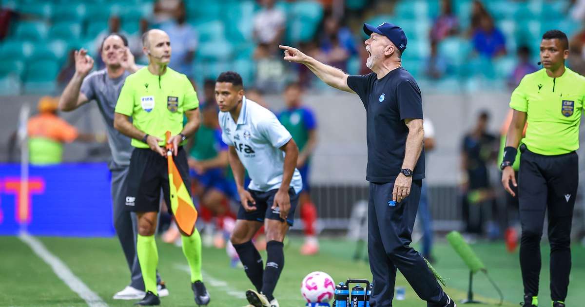Mano Menezes reconhece falhas do Grêmio na goleada sofrida no jogo.