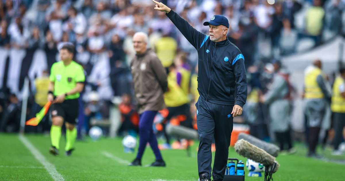 Mano Menezes lamenta oportunidades perdidas e destaca desempenho do Grêmio contra Corinthians.