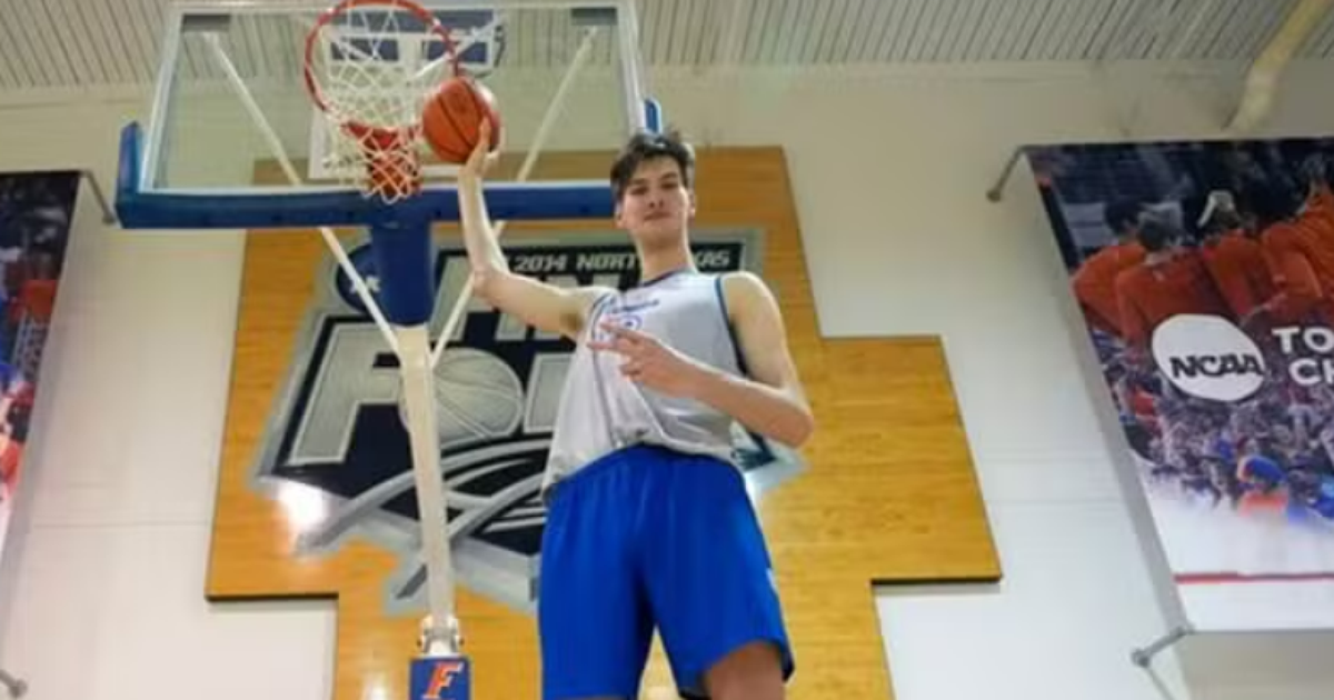 Jovem 'gigante' se torna o jogador mais alto da história do basquete ...