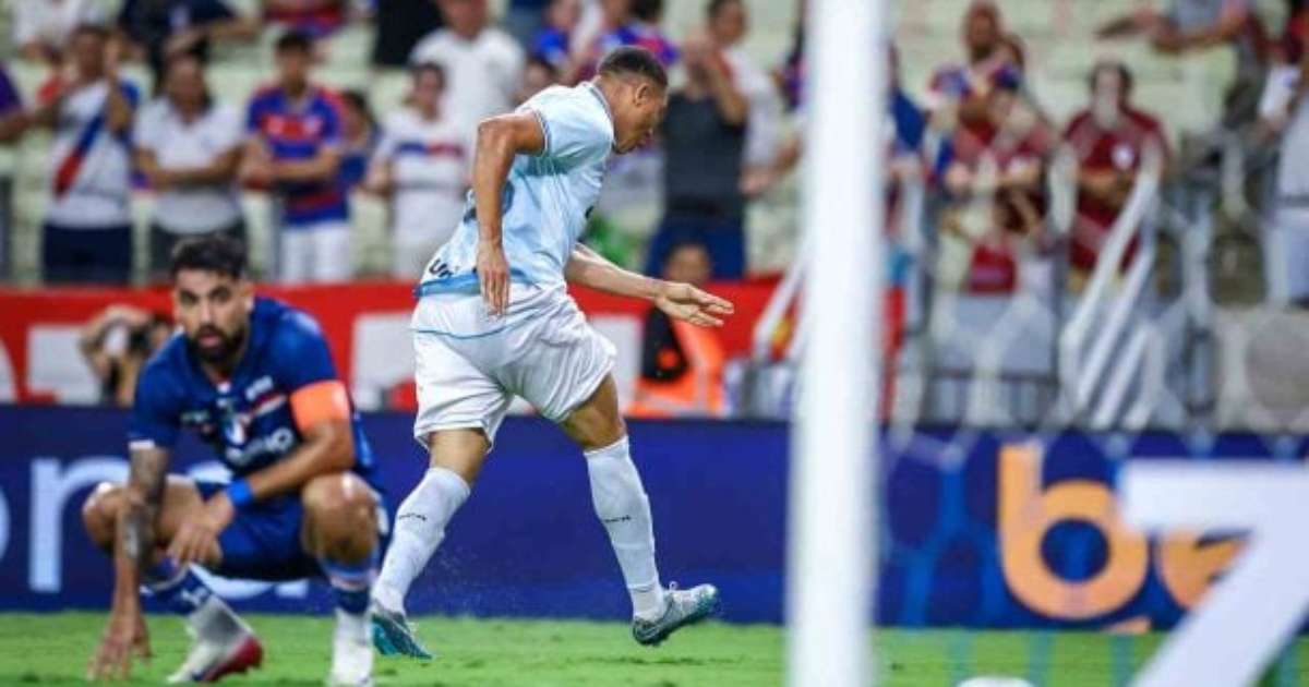 Carlos Vinicius, do Grêmio, Marca Golaço em Homenagem a Ronaldo. Veja as Imagens.